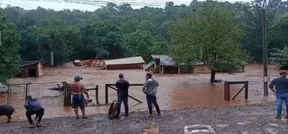 NOVA LARANJEIRAS: Casa é arrastada devido a intensa chuva.