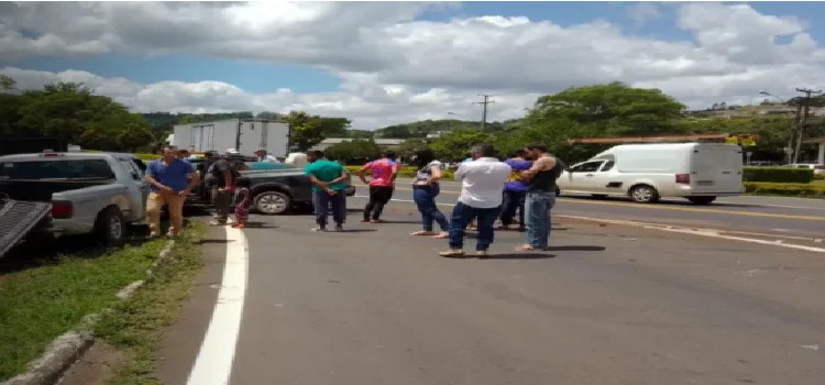 NOVA LARANJEIRAS : Grave acidente deixa feridos em  A colisão, envolveu uma Ranger e uma Saveiro.