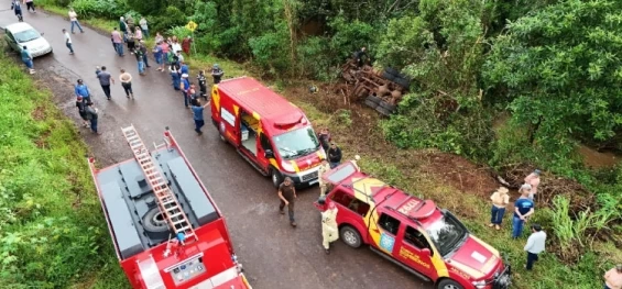 NOVA LARANJEIRAS: Homem morre após carreta tombar em riacho.