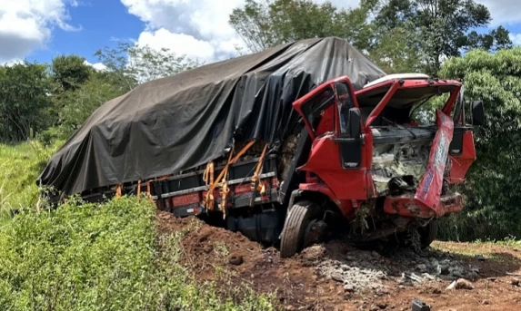 NOVA LARANJEIRAS: Motorista Fica Preso Nas Ferragens Após Perder Freios de Caminhão Na Pr-473.