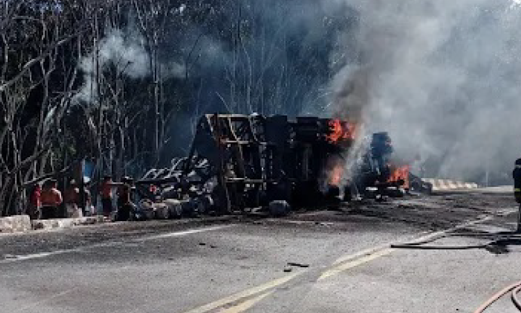 NOVA LARANJEIRAS: Motorista morre carbonizado e índios saqueiam carga de botijões de gás.