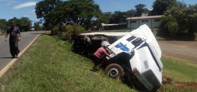 NOVA LARANJEIRAS: Motorista perde o controle da direção e tomba Caminhão na BR 277.