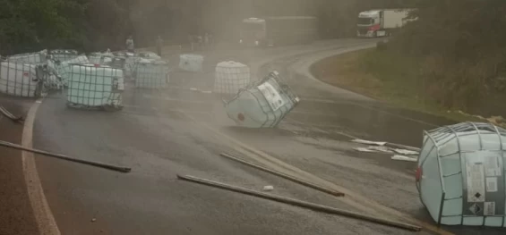 NOVA LARANJEIRAS: Pistas seguem interditadas após tombamento de carga corrosiva no KM 484 da rodovia BR-277.