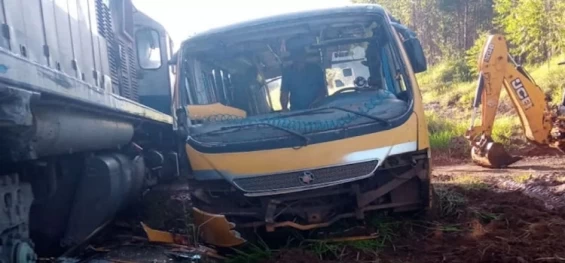 NOVA LARANJEIRAS: Trem e ônibus do transporte escolar batem no interior do município.