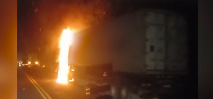 NOVA LARANJEIRAS: Vídeo mostra carreta pegando fogo na BR 277.