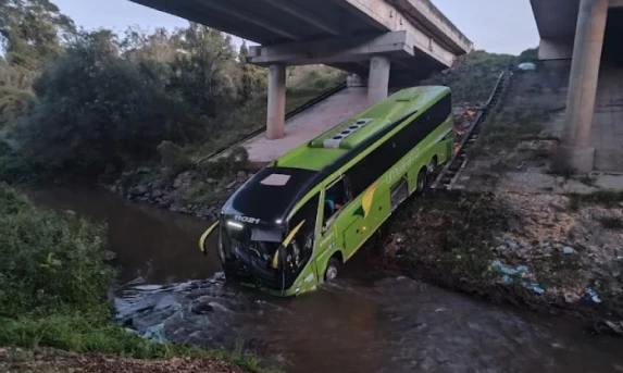 Ônibus de turismo cai em rio na BR-376: Quatro feridos em acidente em Tibagi.