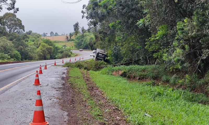 Ônibus de turismo colide contra barranco na BR-369 em Cascavel; gestante é levada ao hospital por precaução