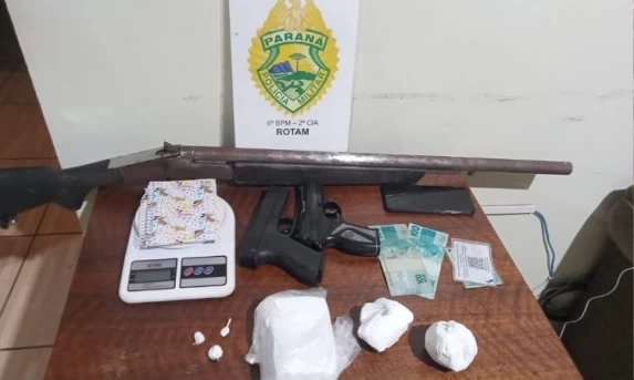 OPERAÇÃO ROTAM: POLÍCIA PRENDE DOIS E APREENDE COCAÍNA, ARMA E OBJETOS DE TRÁFICO EM IBEMA