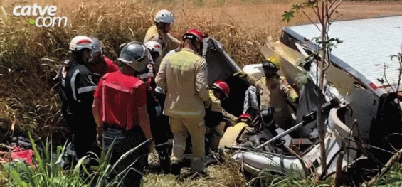 TRÂNSITO: Pai e filho ficam gravemente feridos em tombamento na BR 369.