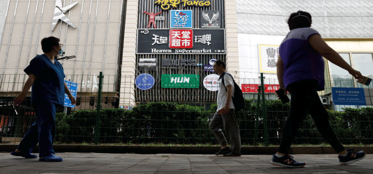 PANDEMIA: China bate recorde de infecções por covid-19; cidade de Zhengzhou fará bloqueio de cinco dias.