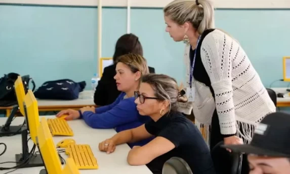 Paraná abre inscrições para exames da EJA do Ensino Médio; veja detalhes.