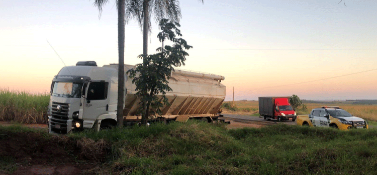 PARANÁ: Após tentar fugir de abordagem, motorista de caminhão abandona veículo na PR-468.