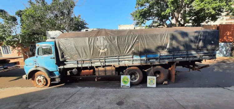 PARANÁ: Caminhão é apreendido com 400 caixas de cigarros em Santa Helena.