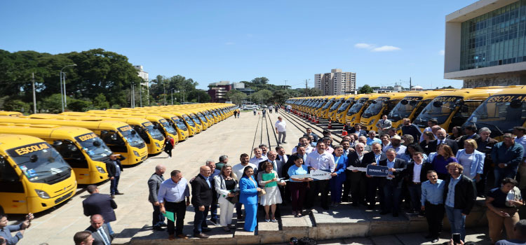 PARANÁ: Governador entrega mais 173 ônibus escolares para rede pública do Estado.