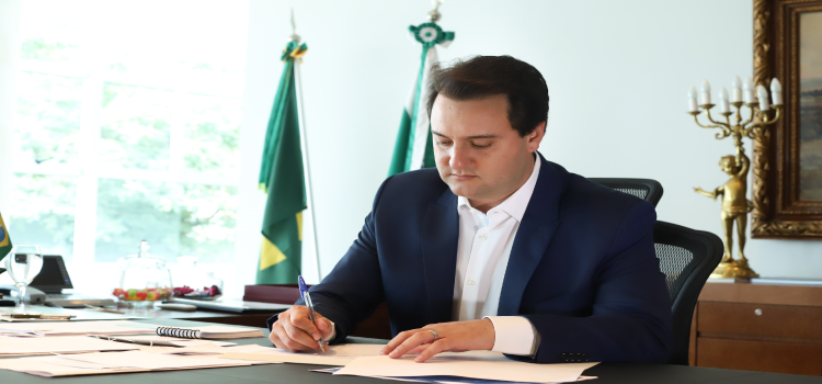 PARANÁ: Governador sanciona pacote com alterações na carreira dos servidores estaduais.