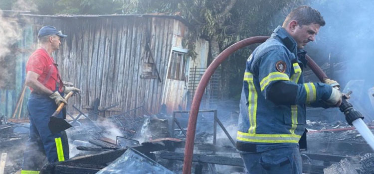 PARANÁ: Incêndio atinge quatro residências de madeira em São Miguel do Iguaçu.