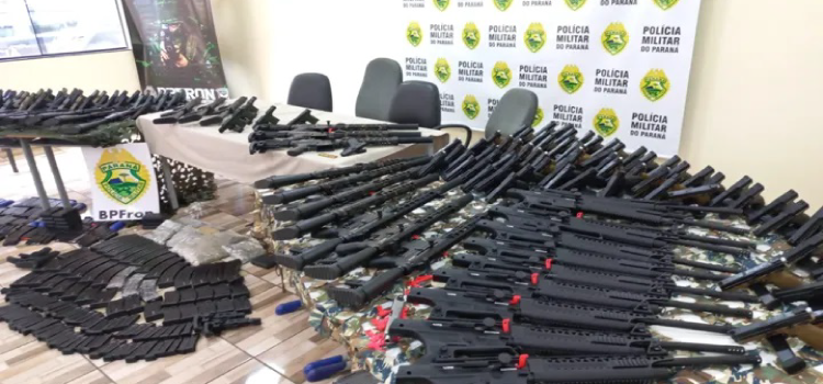 Pistolas, fuzis, espingardas e munições estavam escondidas em cargas de  arroz 