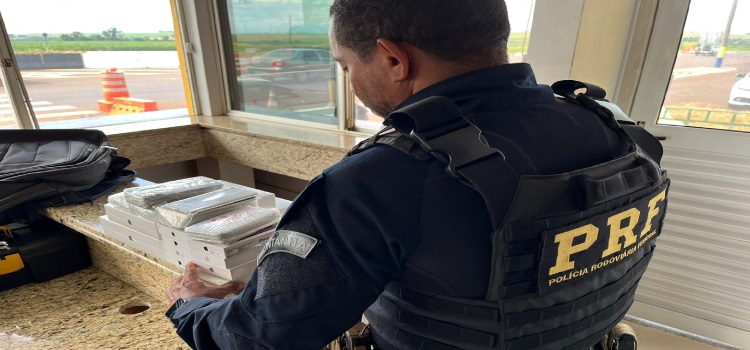 PARANÁ: PRF apreende celulares escondidos junto ao corpo de três mulheres, em Santa Terezinha de Itaipu. Tal prática tem se tornado rotineira na região da fronteira.