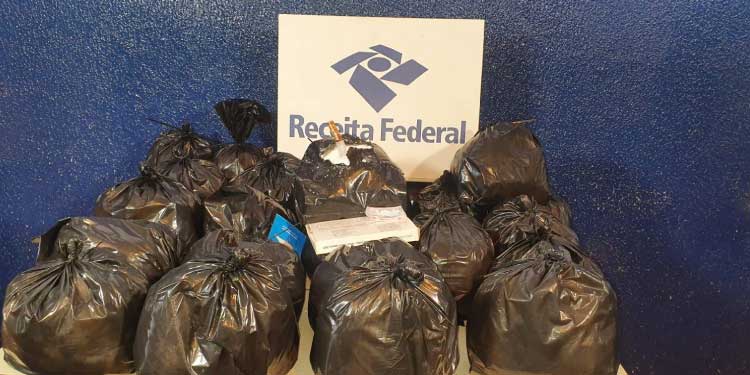 PARANÁ: Receita Federal de Foz apreende mais de 2 kg de cocaína escondida em ônibus.