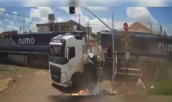 PARANÁ: Trem descarrila e atinge casa após bater em caminhão, em Rolândia.