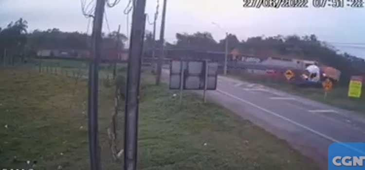 PARANÁ: Vídeo mostra carreta sendo arrastada por trem em colisão em Morretes.