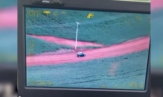 PERSEGUIÇÃO AÉREA E TERRESTRE: PMPR Apreende Carga de Cigarros Contrabandeados com Apoio de Helicóptero em Cascavel