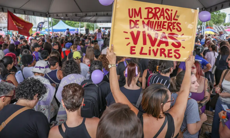 Pesquisa revela que 78% das brasileiras já sofreram violência e 98% mudam hábitos para se proteger