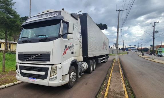 PM do Paraná recupera caminhão roubado com doações destinadas ao Rio Grande do Sul.