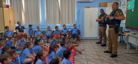 Polícia Militar de Três Barras do Paraná fortalece laços com crianças em ação educativa.