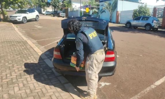 Polícia Rodoviária Federal apreende veículo carregado com maconha em Corbélia