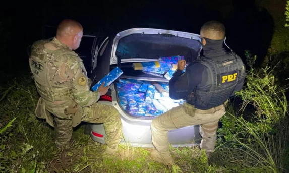 Polícia Rodoviária Federal apreende veículo com 300kg de maconha.