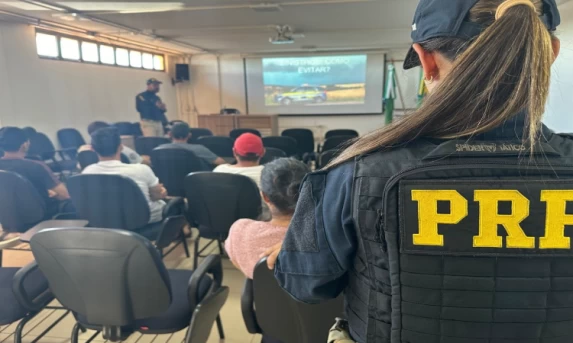 Polícia Rodoviária Federal realiza ação educativa de lançamento do Maio Amarelo.