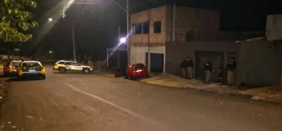 POLICIAL: Homem é morto dentro do carro com tiros de fuzil em Londrina; pelo menos 100 disparos atingiram veículo.