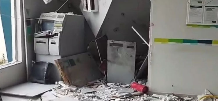 POLICIAL: Ladrões explodem caixas eletrônicos de agência bancária com bomba caseira.