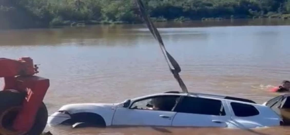 POLICIAL: Perseguição Policial Termina com Veículo e Três Motos Submersos em Açude.