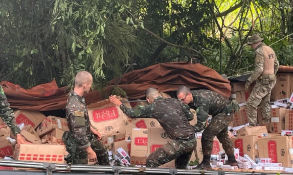 CONTRABANDO: Polícia Rodoviária Federal e Exército Brasileiro apreendem caminhão carregado com 350 mil maços de cigarro