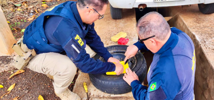 POLICIAL: PRF apreende cocaína e crack escondidos no pneu reserva de um automóvel. Uma mulher foi presa por tráfico de drogas.