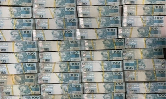 POLICIAL: Receita Federal apreende cerca de R$ 530 mil em espécie na Aduana da Ponte Internacional da Amizade​.