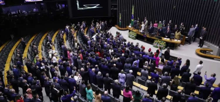 POLÍTICA: Deputados federais tomam posse no plenário da Câmara.