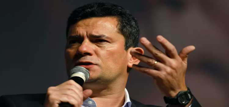 POLÍTICA: Moro deve concorrer ao Senado se não decolar nas pesquisas até fevereiro.