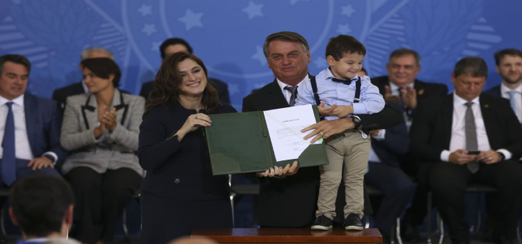 POLÍTICA: Novos ministros tomam posse no Palácio do Planalto.