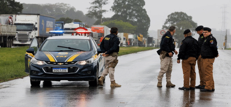 POLÍTICA: PRF faz 419 liberações de pistas no país, com 438 multas.