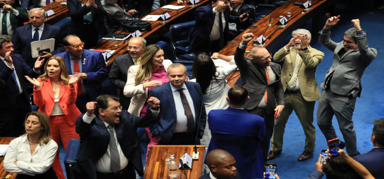 POLÍTICA: Senado aprova reforma tributária; texto volta à Câmara.