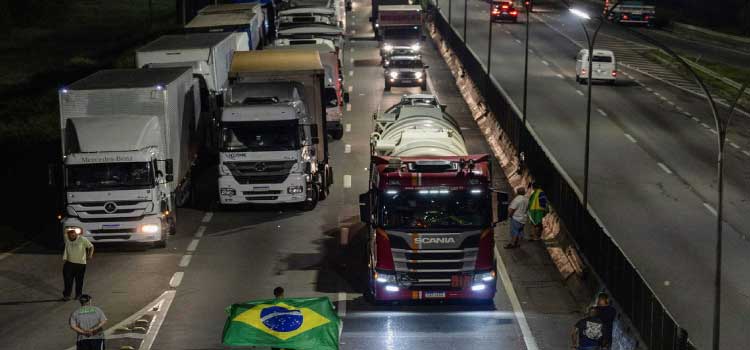 POLÍTICA: Todas rodovias federais do país estão livres de bloqueios, diz PRF.