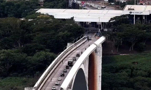 Ponte da Amizade é fechada para transferência de presos.