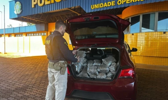 PRF apreende 122 kg de maconha em veículo na BR-277 em Cascavel;Vídeo.