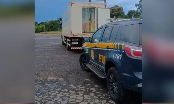 PRF apreende contrabando em meio à carga de sorvete na BR-277 em Laranjeiras do Sul 