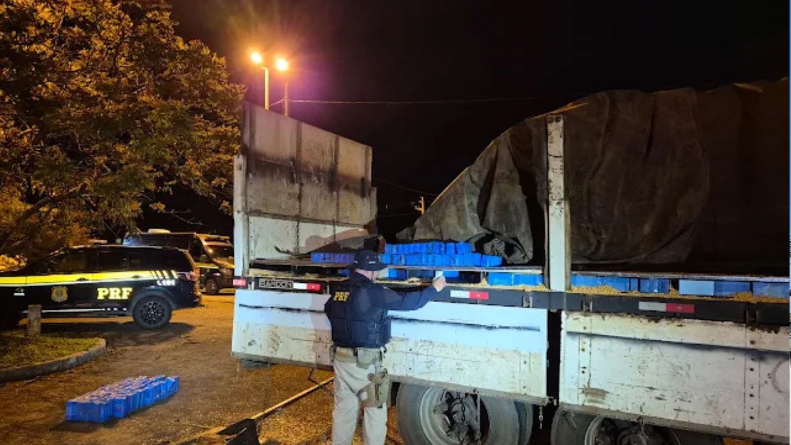 PRF apreende grande carga de celulares Xiaomi escondida em fundo falso de caminhão