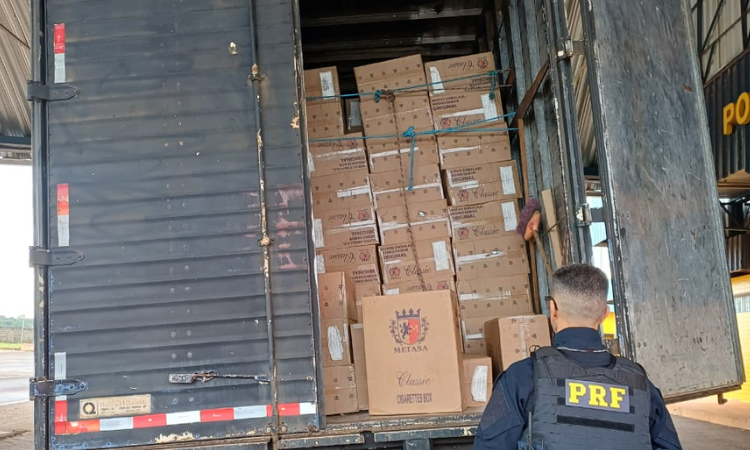 PRF apreende maconha após perseguição e retira 200 mil maços de cigarros de circulação no Oeste do Paraná