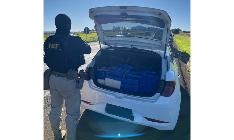 PRF apreende mais de meia tonelada de maconha e recupera veículo roubado, em Guarapuava